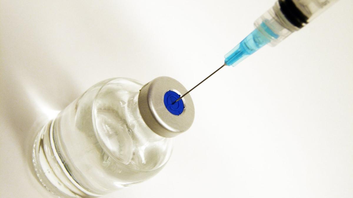 syringes_and_vial_1307461_52577800
