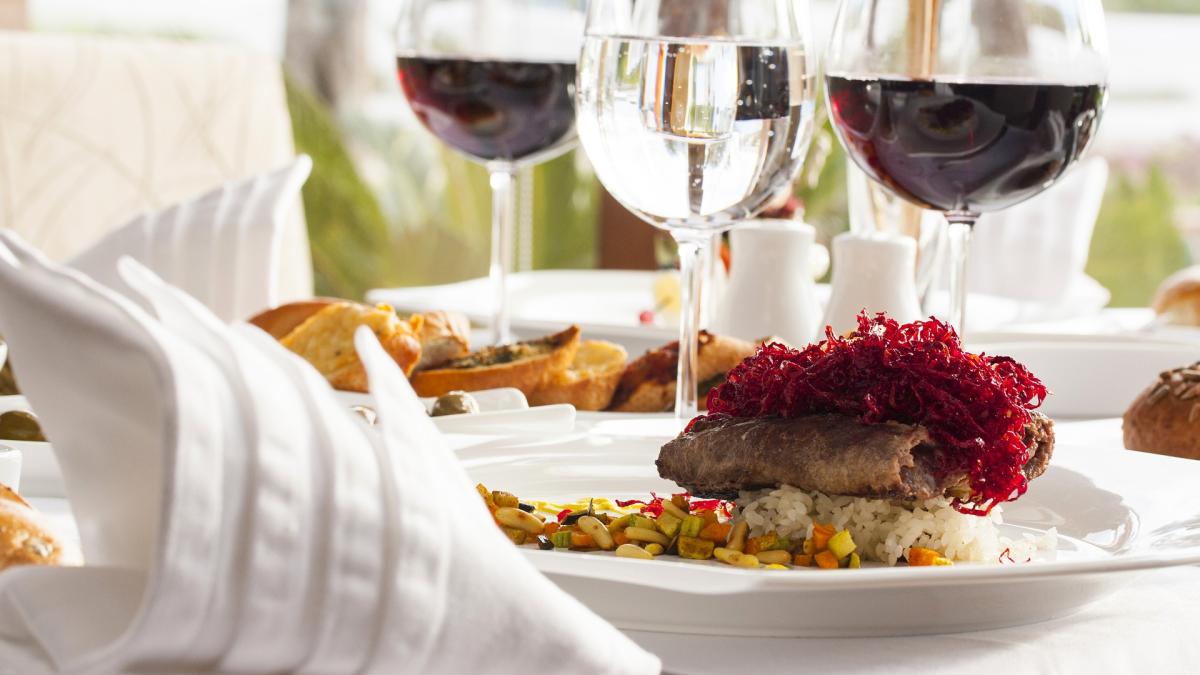 vin_rosu_dieta_restaurant_masa_legume_55821600