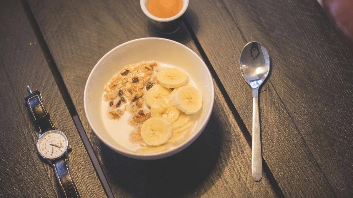 masa_ceas_dieta_banane_cereale_lapte_07081400