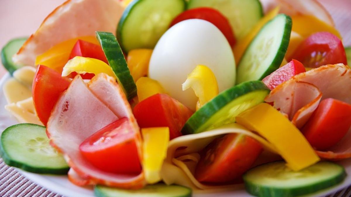 mic_dejun_carne_oua_salata_29736500