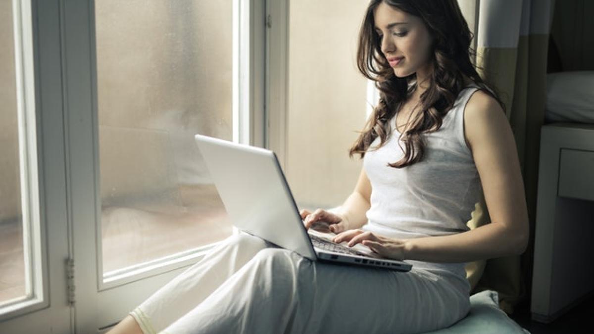 laptop_femeie_postari_21773200