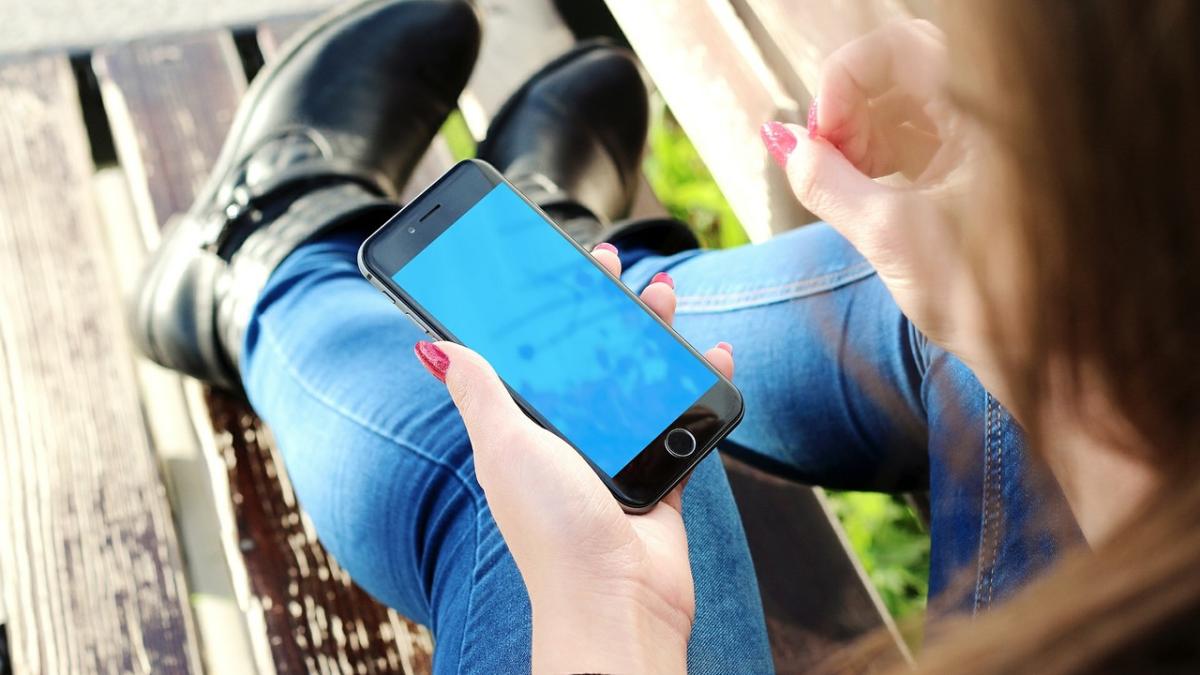 internet_telefon_fata_facebook_instagram_97375600