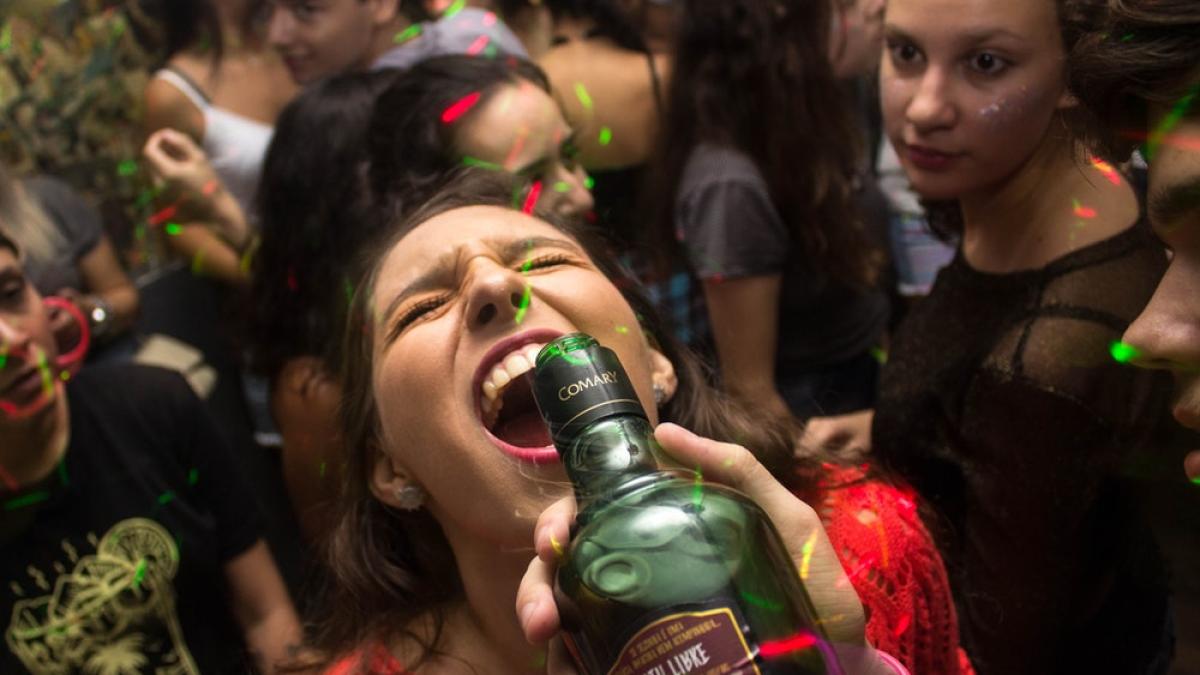femeie_bautura_alcool_11672100