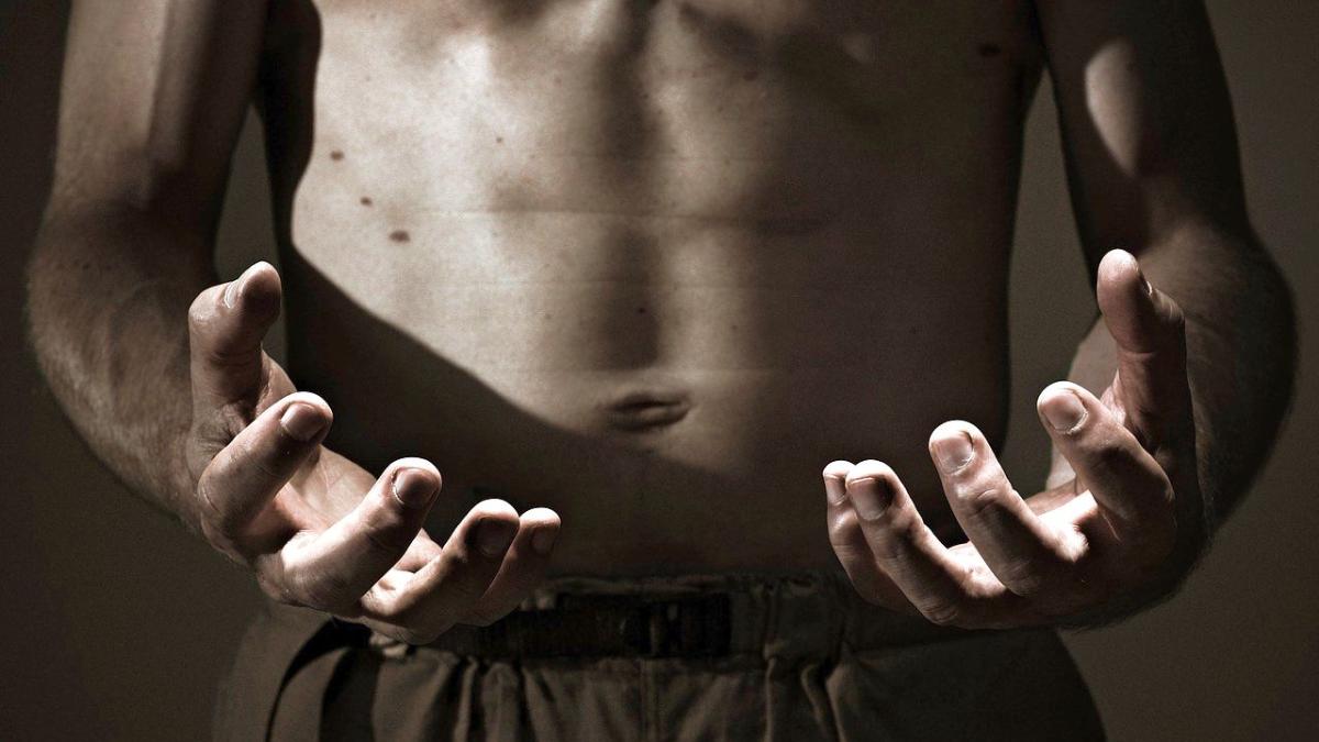 abdomen_maini_barbat_60989300