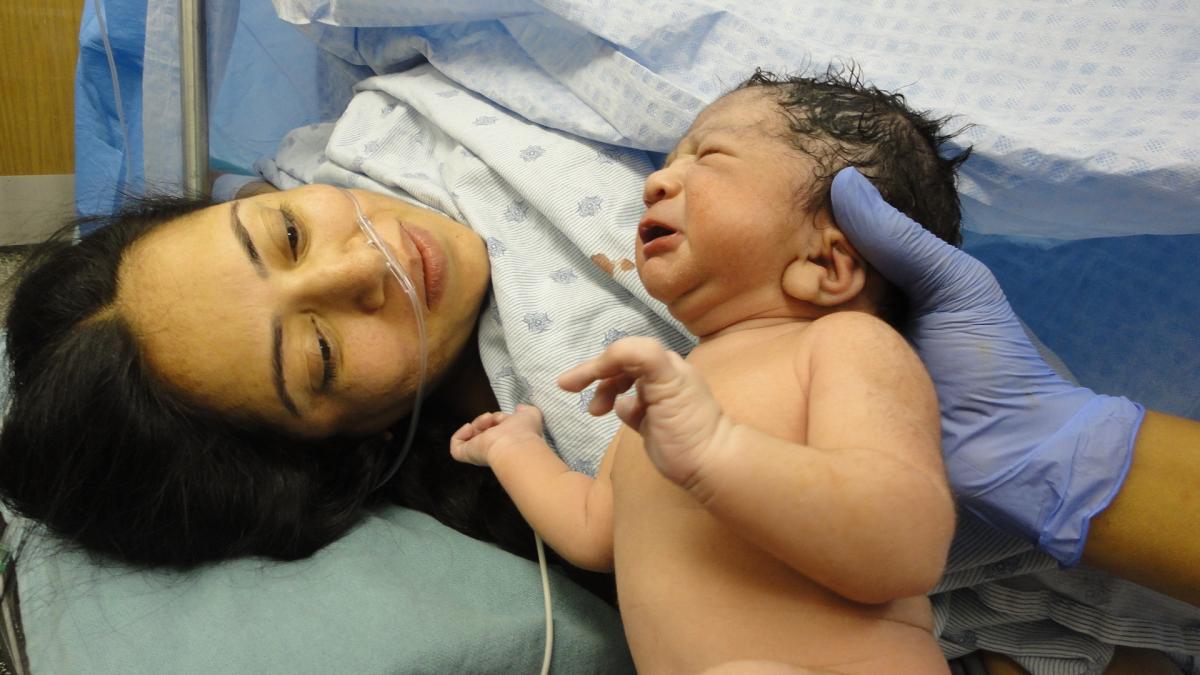 nou_nascut_bebelus_copil_mama_spital_nastere_71387900