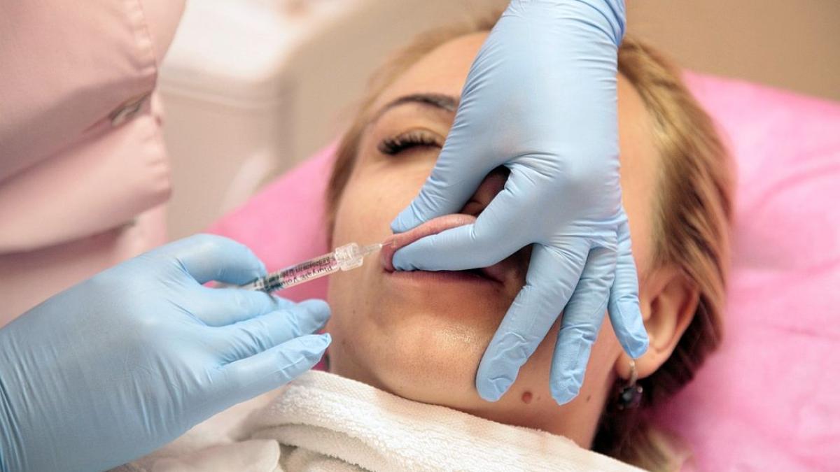 botox_toxina_botulinica_injectie_buze_fata_cosmetica_90997400