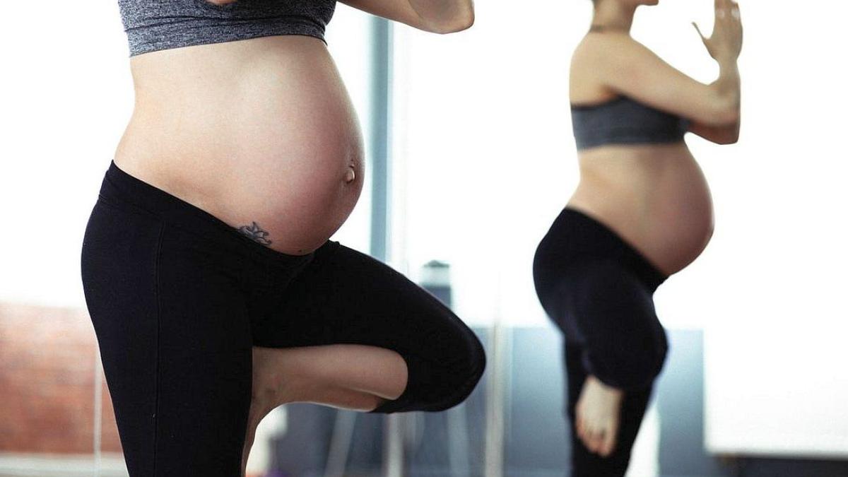 gravida_insarcinata_exercitii_yoga_sport_aerobic_06892500