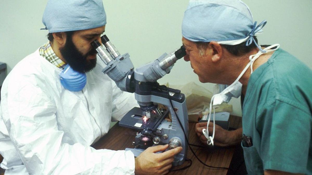 medici_cercetatori_microscop_91376800