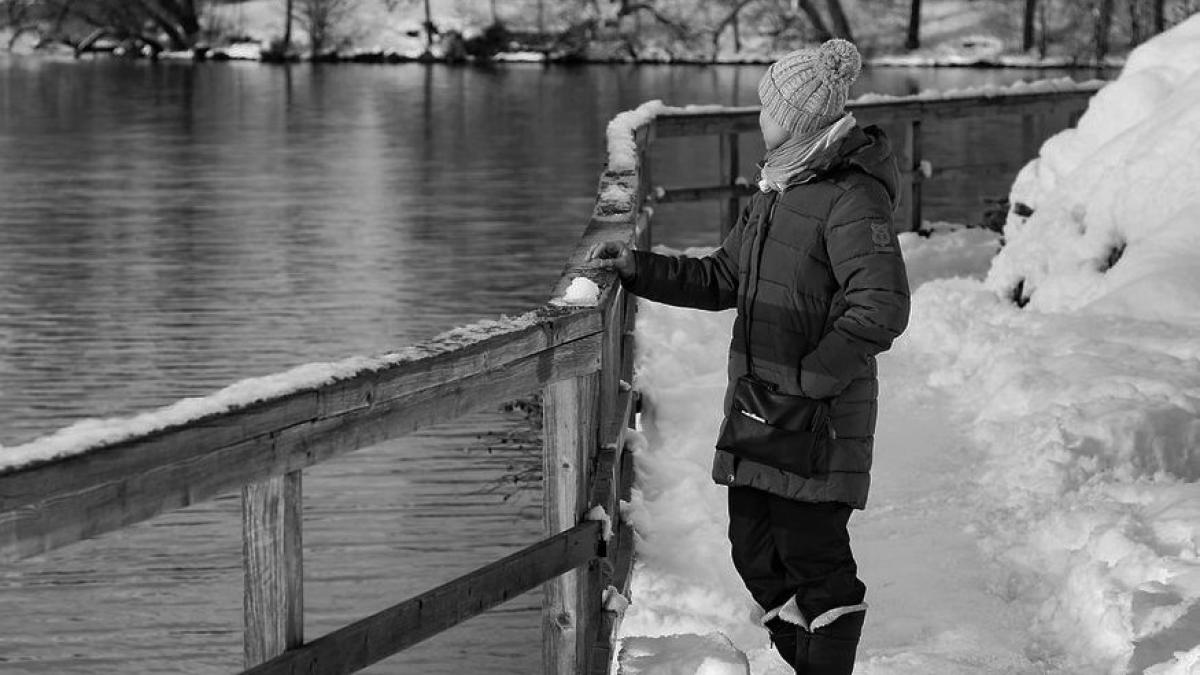 iarna_tristete_depresie_singuratate_singur_parc_lac_93360400
