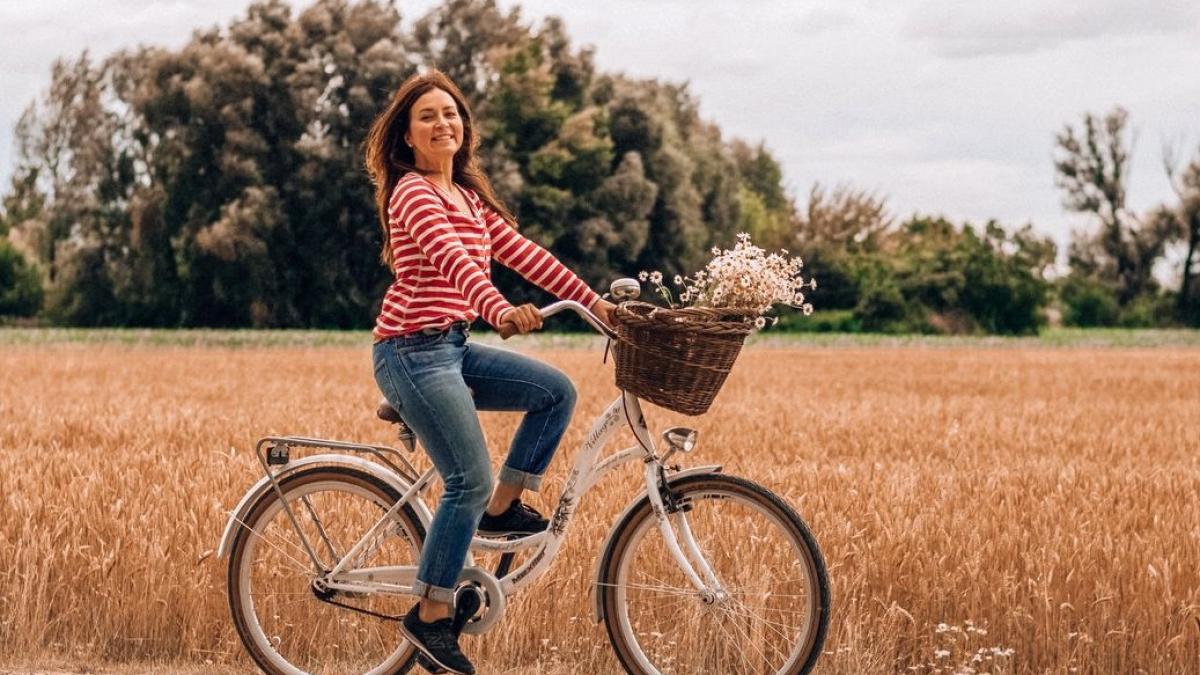 femeie_adult_bicicleta_70167700