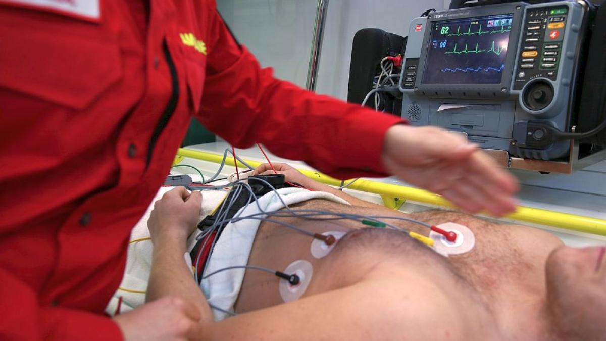 ekg_electrocardiograma_ecg_abulanta_55152800