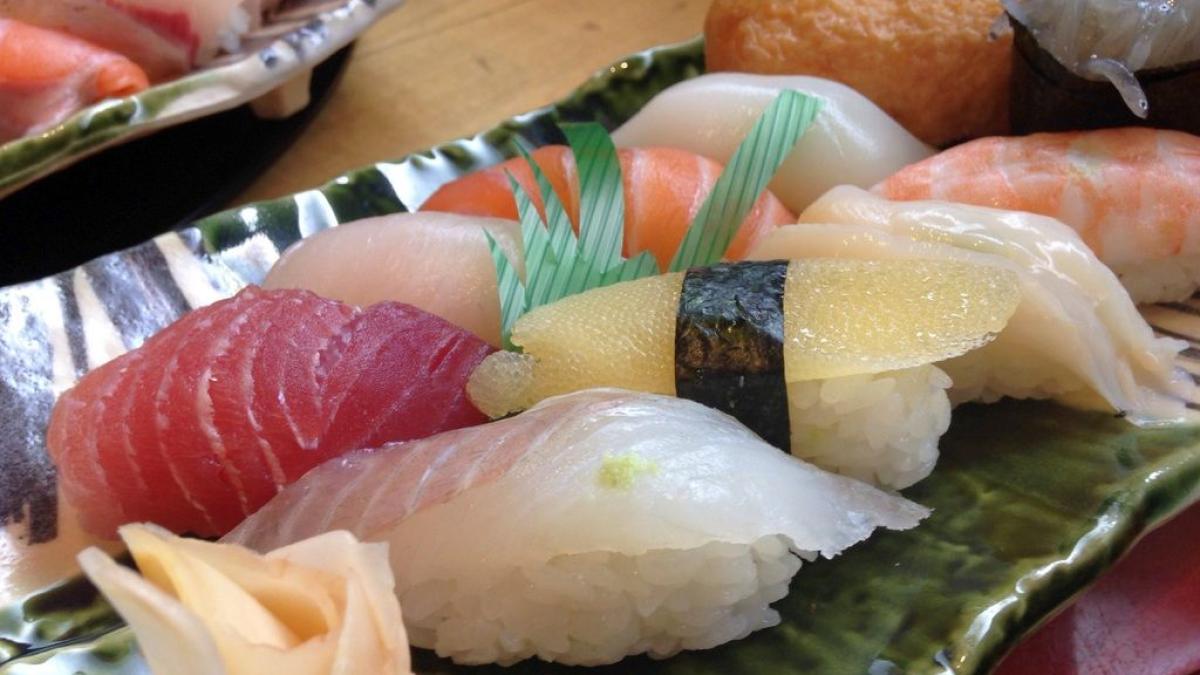 peste_sushi_fructe_mare_21483900
