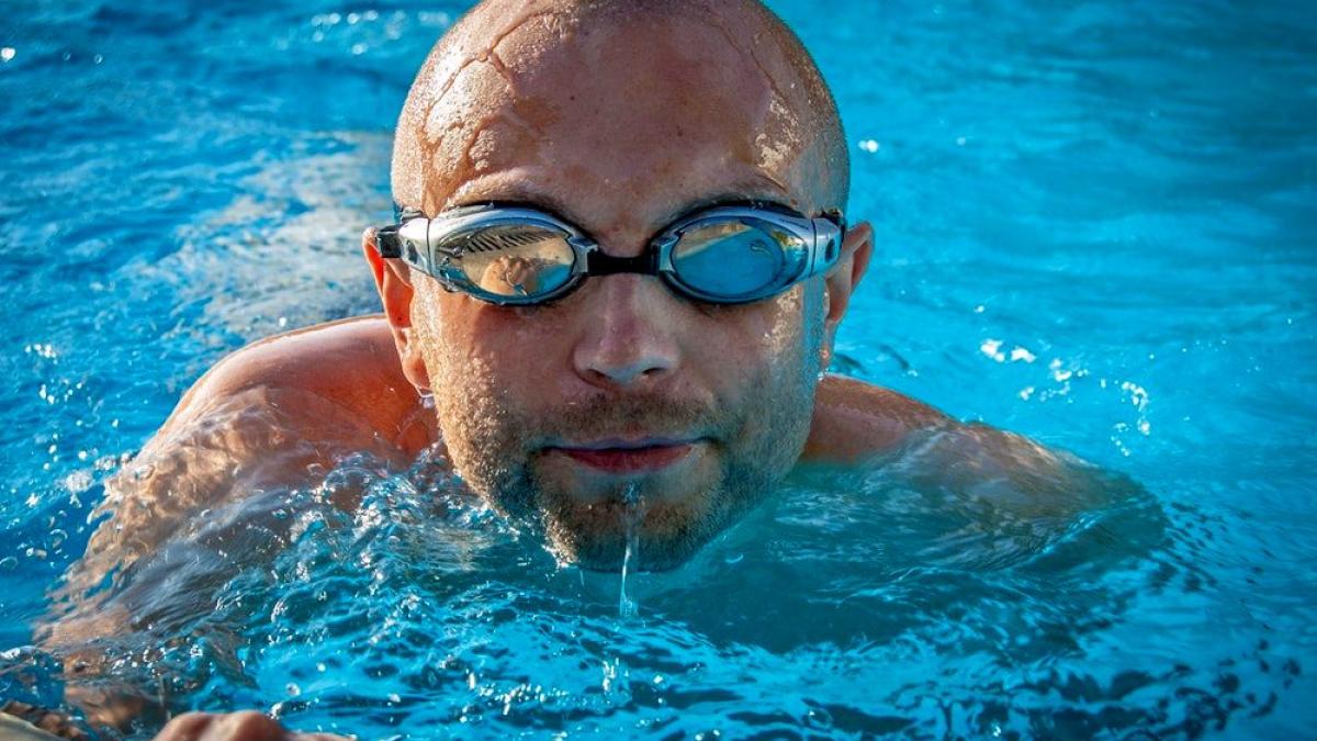 piscina_barbat_apa_inot_47905600