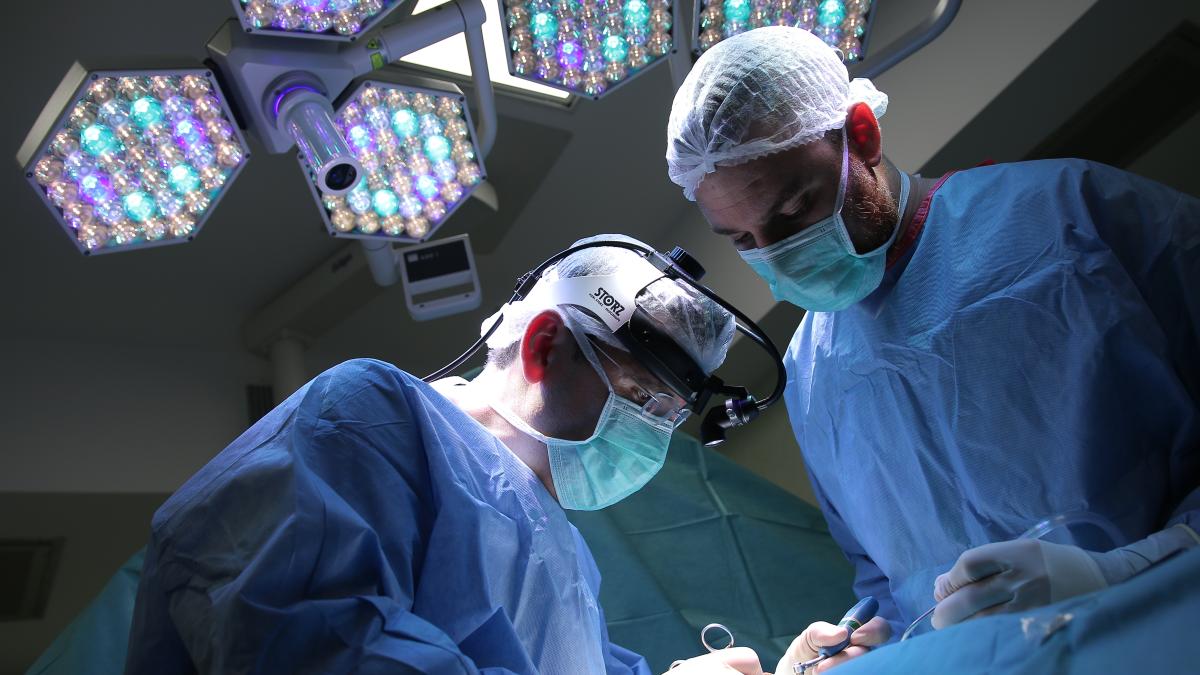 dr__mihai_cristescu_in_operatie_12482700