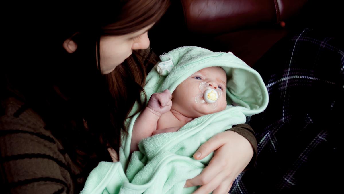copil_bebelus_mama_suzeta_98643600