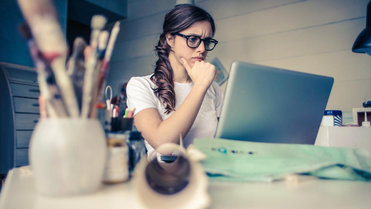 femeie_ganditoare_computer_laptop_munca_15865000