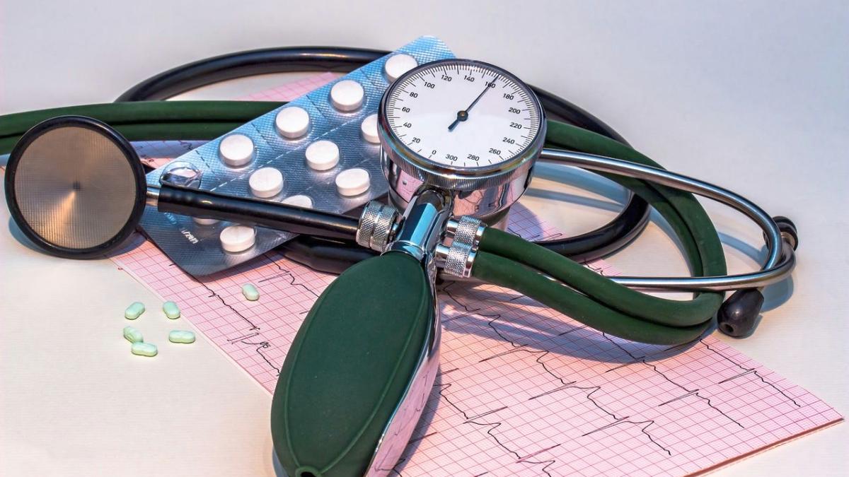 electrocardiograma_inima_stetoscop_medicamente_cardiovasculare_23340800
