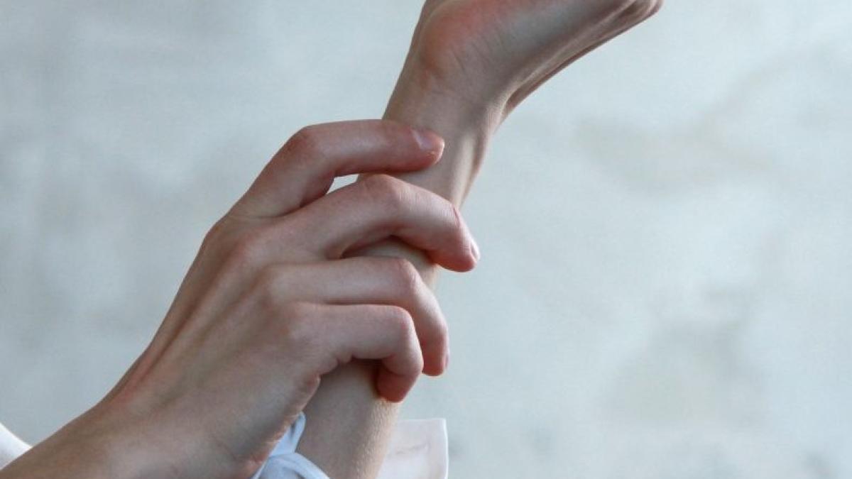 blurred_background_fingers_hands_951572_27046900