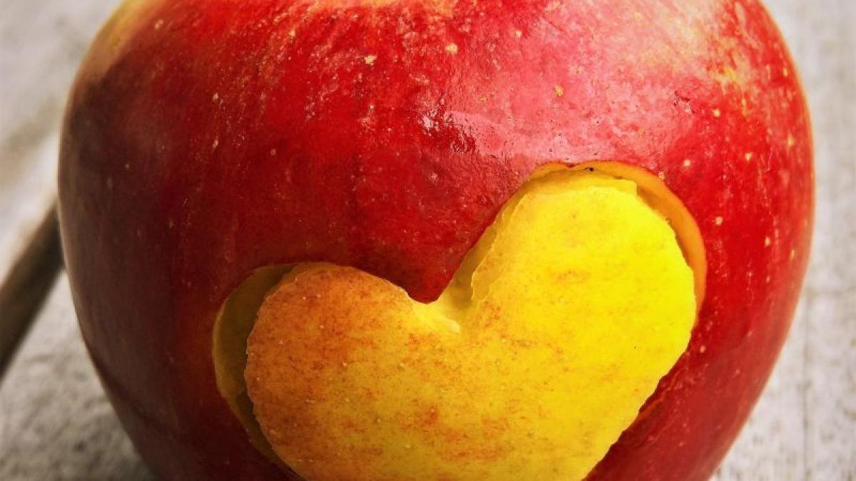 apple_bright_close_up_416443_82904700