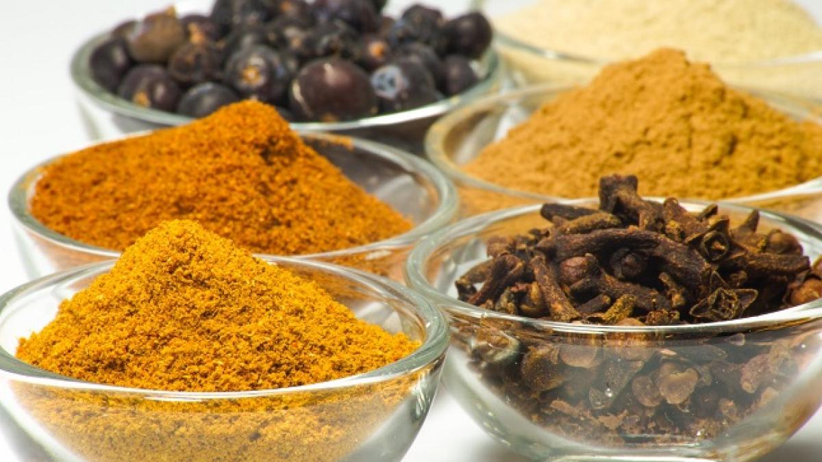 spices_white_pepper_nutmeg_45844_86549000