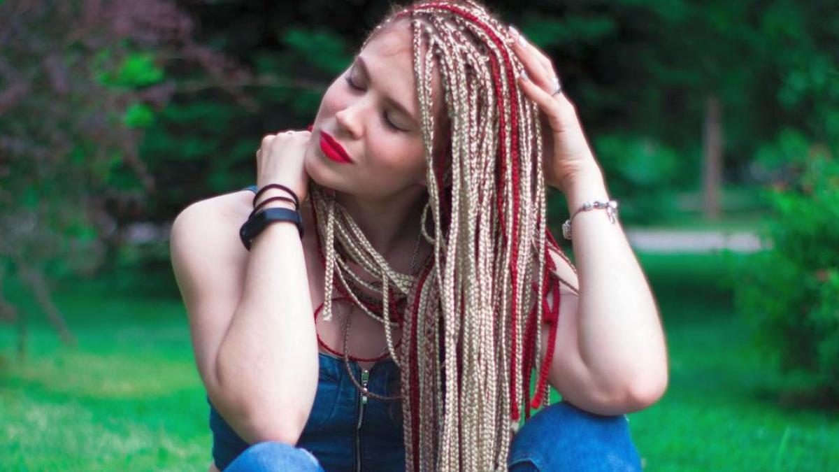 femeie_dreadlocks_par_coafura_suviete_cozi_impletite_12792400
