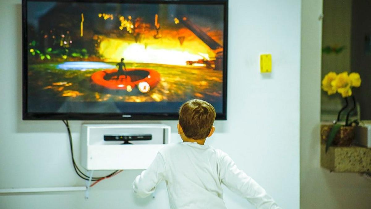 copil_tv_televizor_28954200