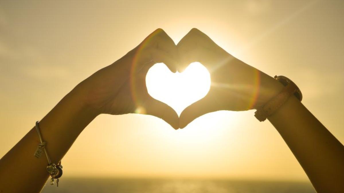 beautiful_hands_heart_5390_01920500