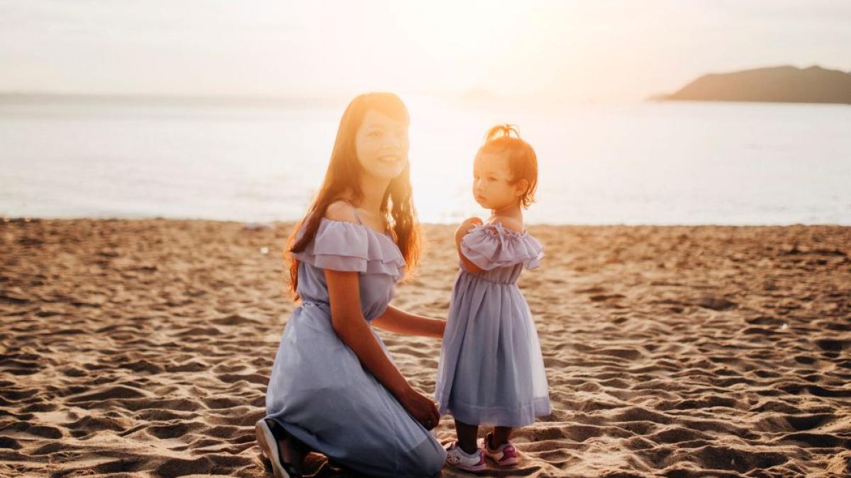 soare_mama_copil_mare_plaja_34165800