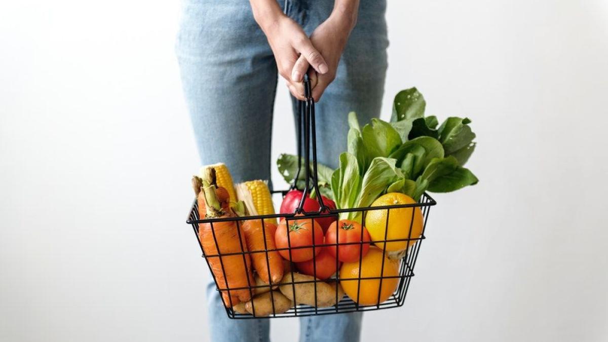 mancare_morcovi_salata_cos_cumparaturi_legume_74570900