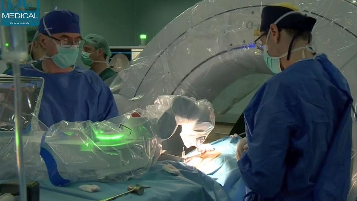 lucian_eva_neurochirurgie_roboti_95744600