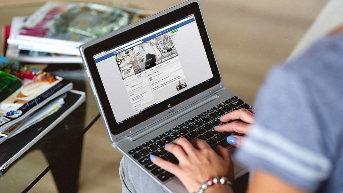 laptop_facebook_internet_calculator_56624000