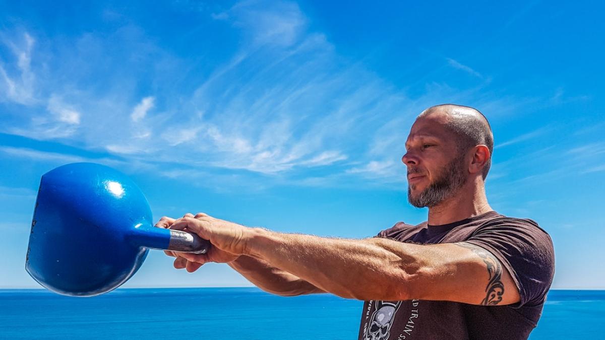 barbat_sport_fitness_plaja_mare_soare_36778700