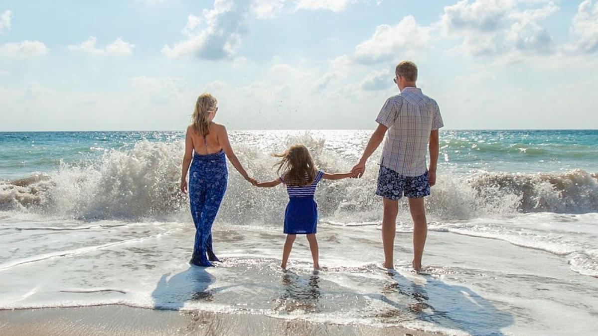 plaja_mare_soare_familie_94750900