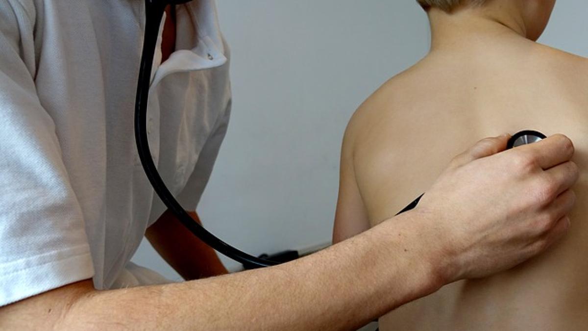 stetoscop_plamani_copil_doctor_consult_medic_42485700