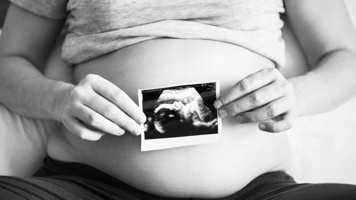femeie_sarcina_insarcinata_gravida_ecografie_bebelus_fat_53309000