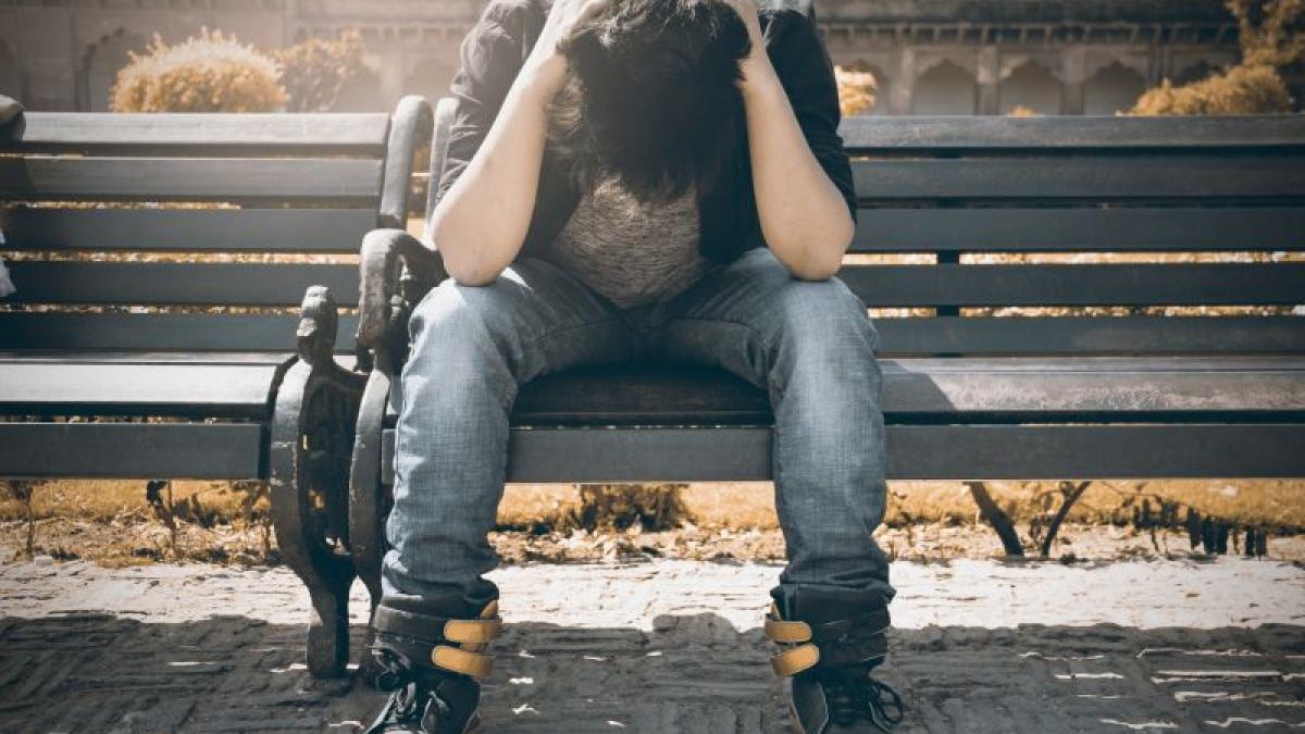 alone_benches_blue_jeans_1134204_14787800