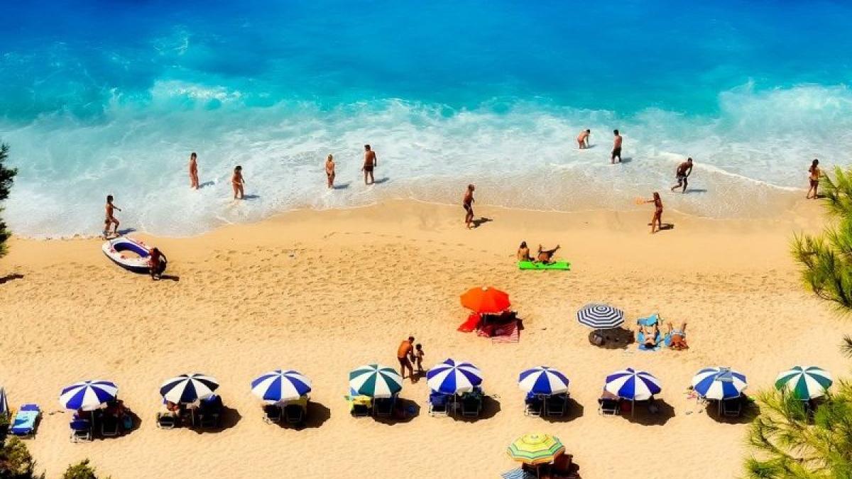 grecia_plaja_turisti_apa_57943900