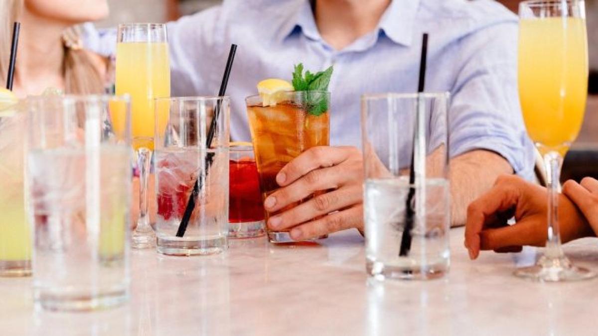 cocktail_intalnire_socializare_bauturi_foto_pixabay_43250000