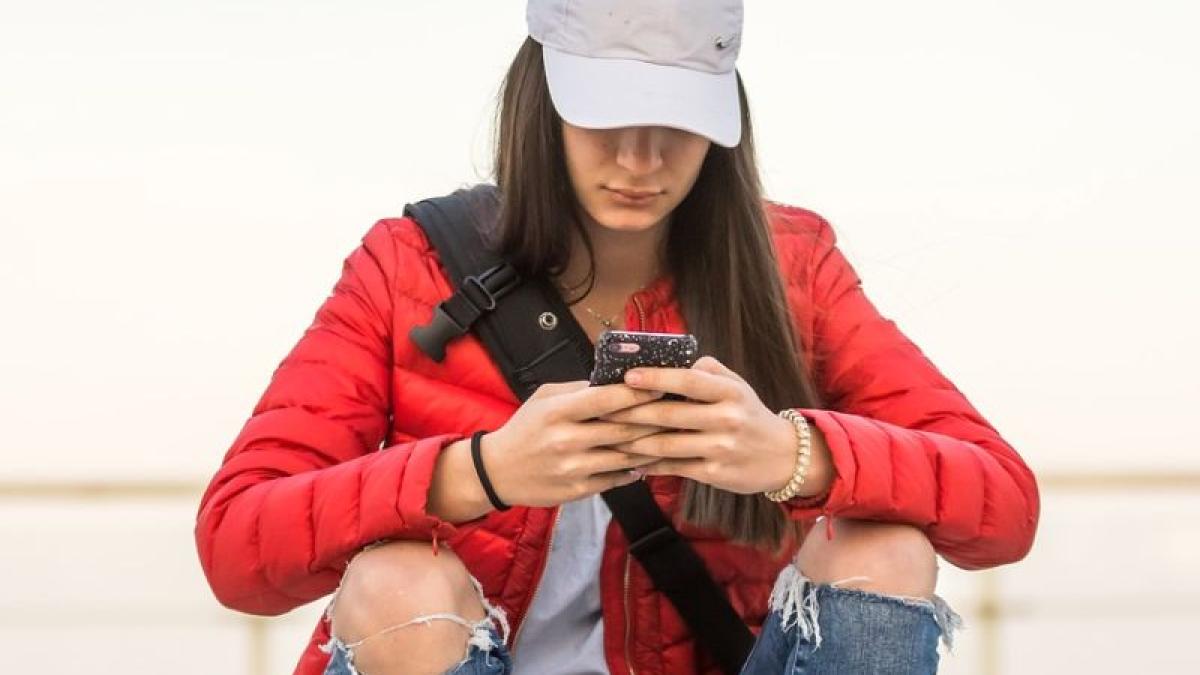adolescenta_telefon_60013400