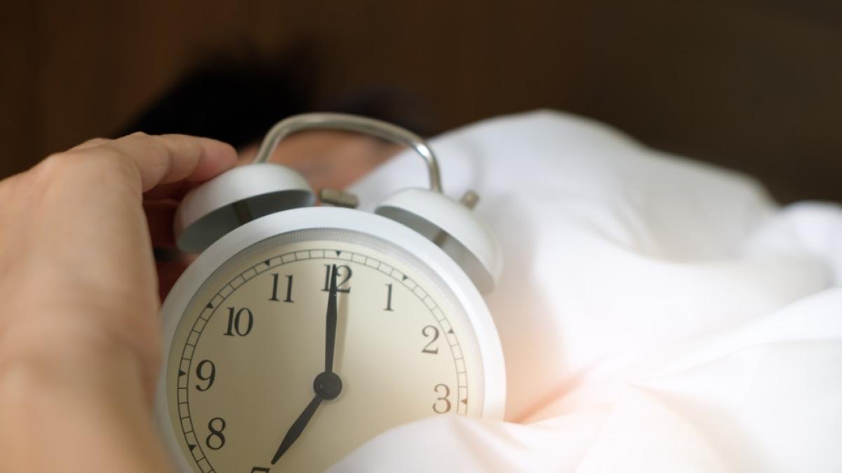 ceas_dimineata_trezire_somn_pat_alarma_88579600