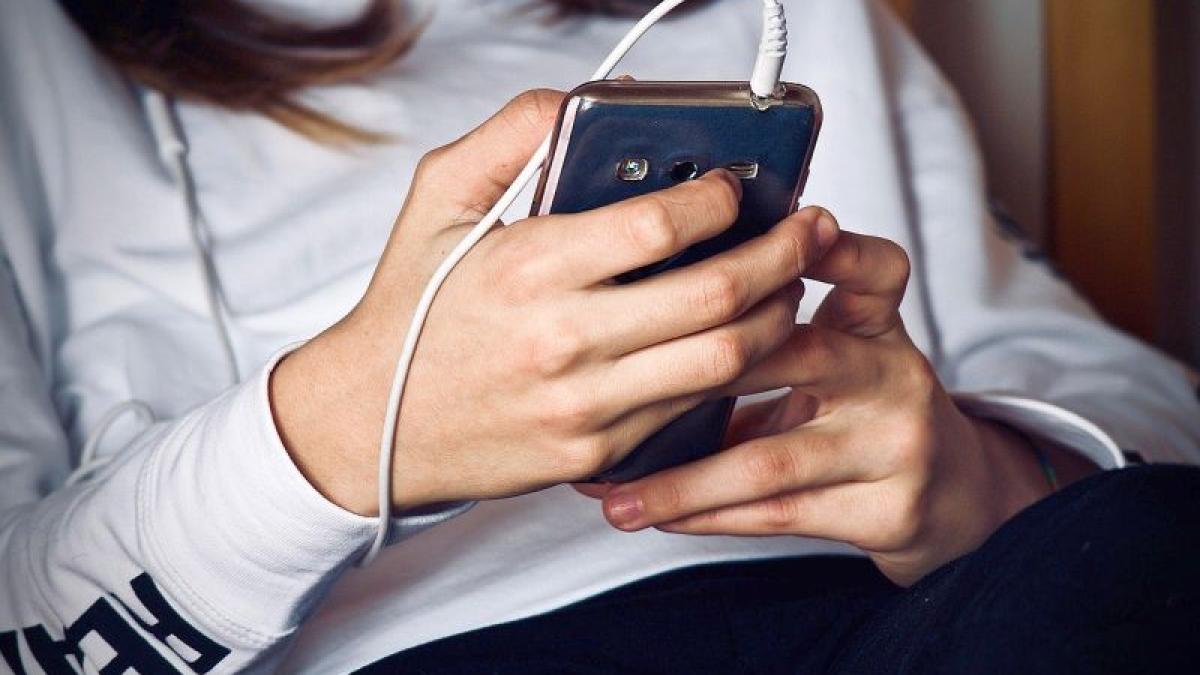 maini_telefon_muzica_54136000