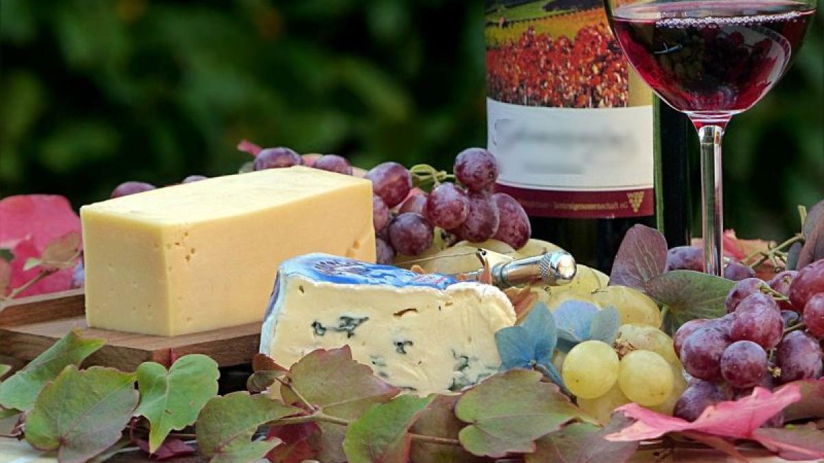 vin_rosu_branza_struguri_foto_pixabay_57410600