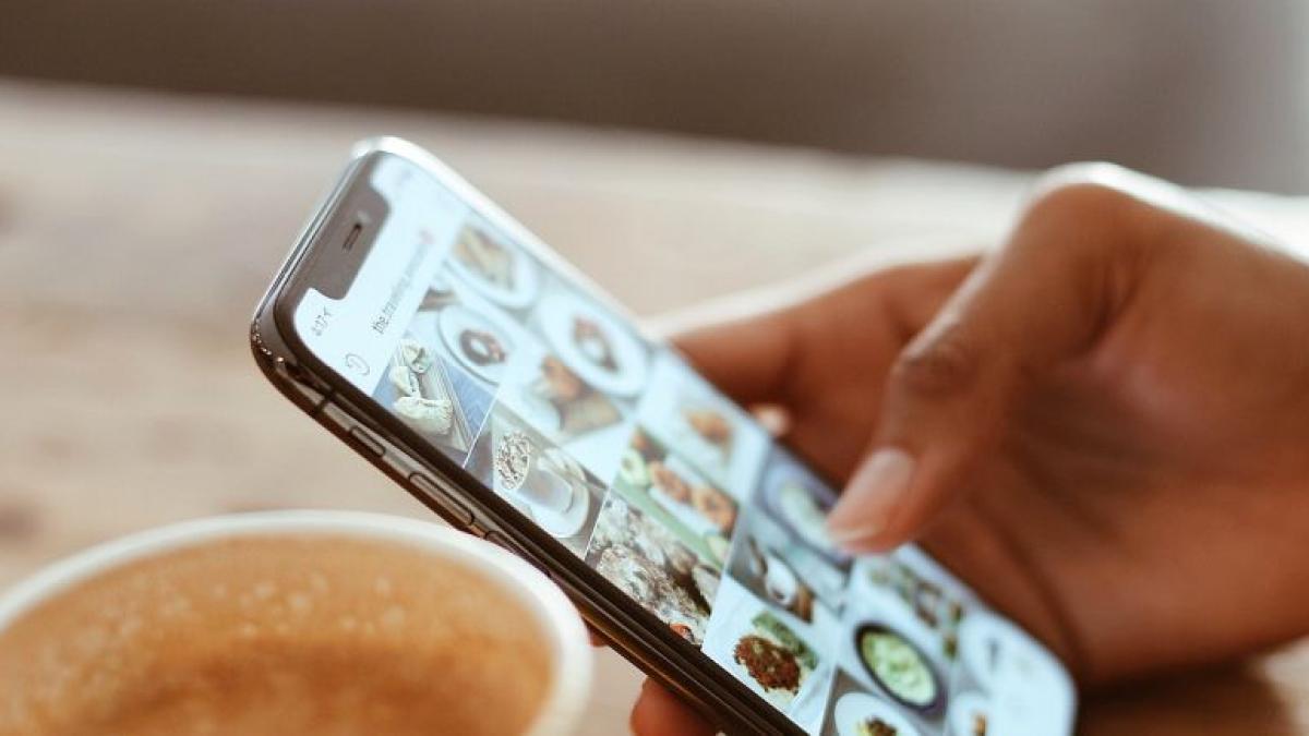 mancare_telefon_social_media_59241700