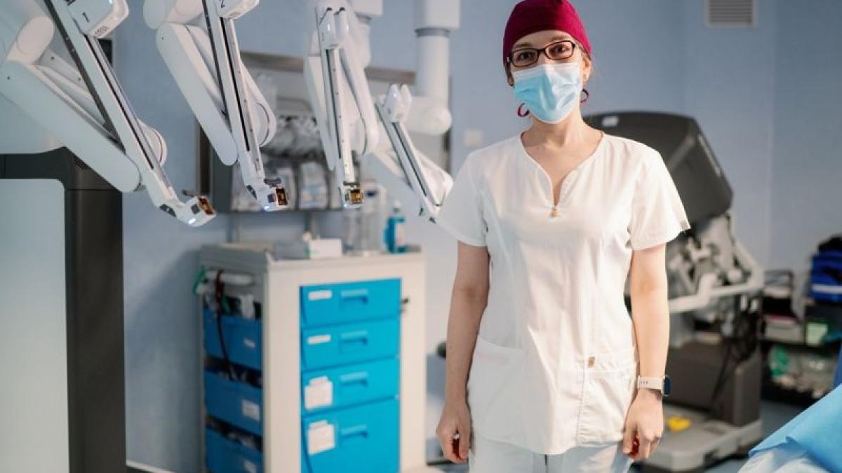 robot2-prof--dr--elvira-bratila---cadre-operatie-51_03346000