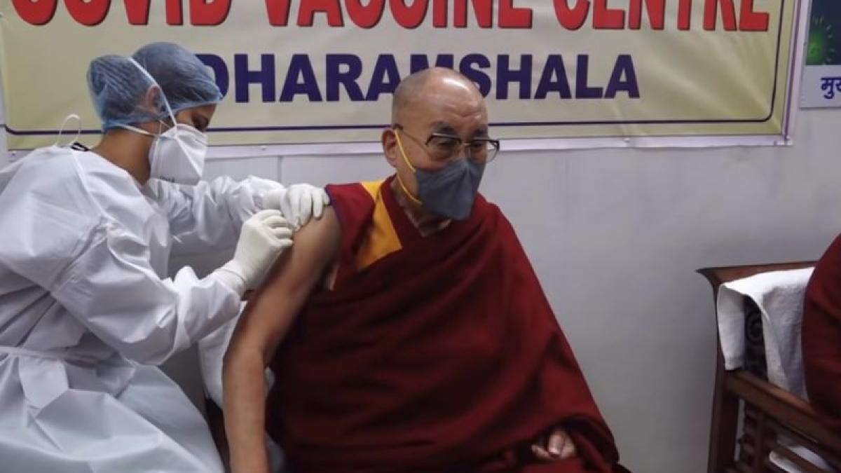 dalai-lama-vaccin-astrazeneca-foto-youtube_30851000