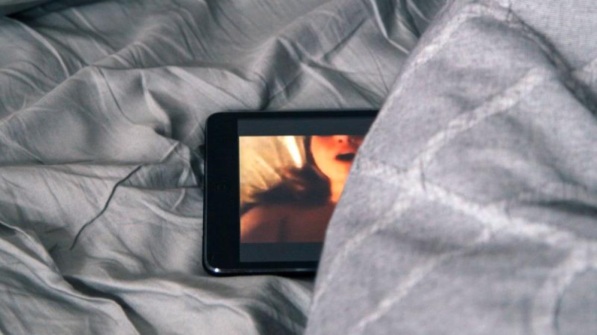 pornografie-foto-charles-deluvio-unsplash_38351600