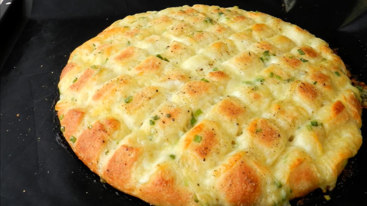 paine-de-casa-cu-mozzarella-si-usturoi_50581200