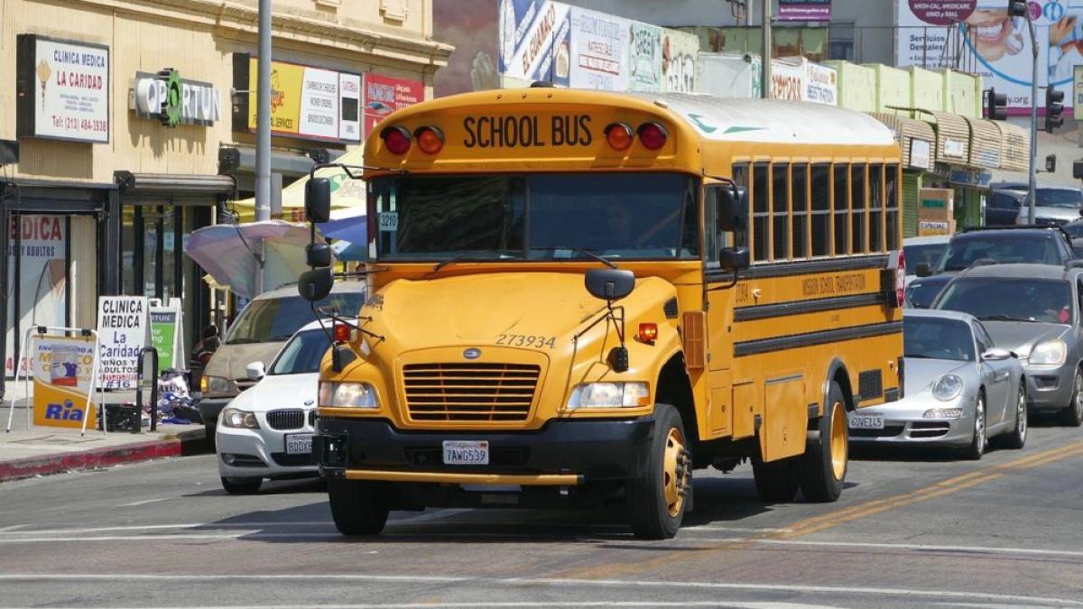autobuz-scolar-pixabay_13355600