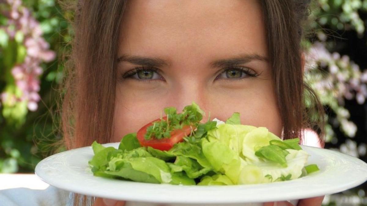 detoxifiere-salata-femeie-foto-pixabay_79809000