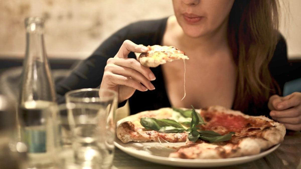 fata_mancare_pizza_restaurant_dieta_bulimie_47592000